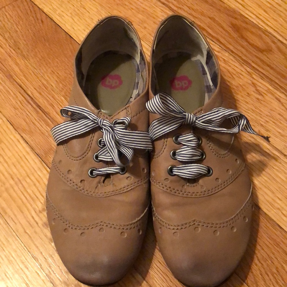 Tan Oxford shoes with striped ribbon
